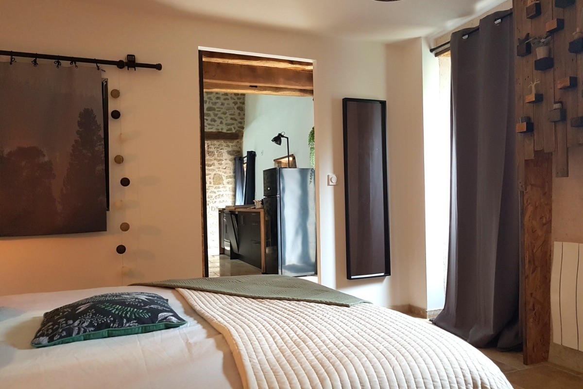 Chambre spacieuse pour 2 personnes avec salle d'eau communicante.1 lit 160x200 cm ou (2 lits 80x200 cm sur demande).De plain pied, la pièce de vie se trouve de l'autre côté, séparée par une porte coulissante.