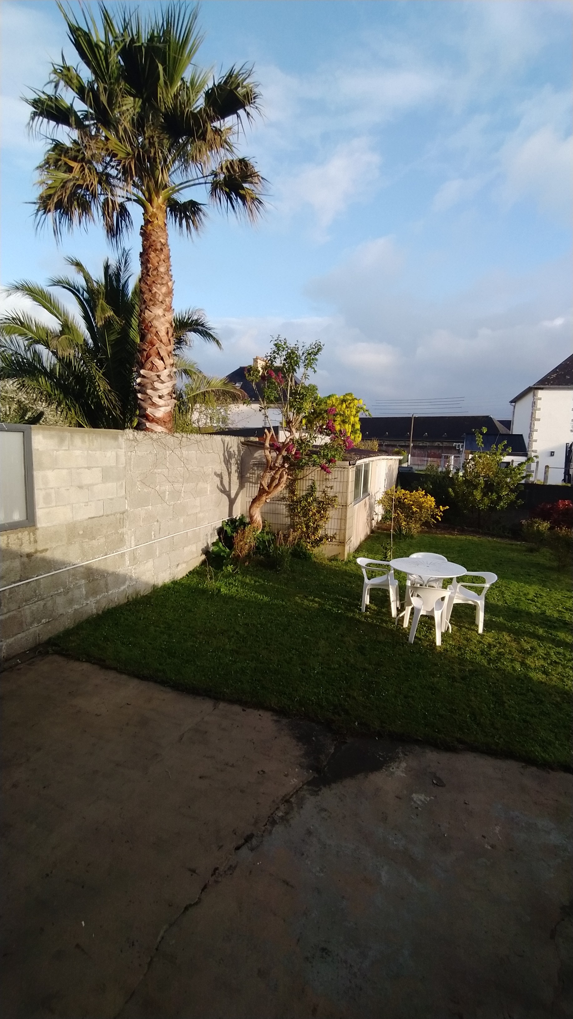 Jardin à l'arrière de la maison avec pelouse, terrasse, 2 salons de jardins haut et bas et parasol. Garage fermé pour stocker vos vélos, poussettes, paddle, etc.