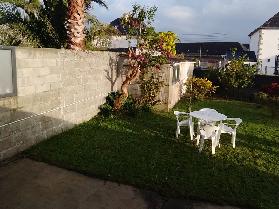 Jardin à l'arrière de la maison avec pelouse, terrasse, 2 salons de jardins haut et bas et parasol. Garage fermé pour stocker vos vélos, poussettes, paddle, etc.