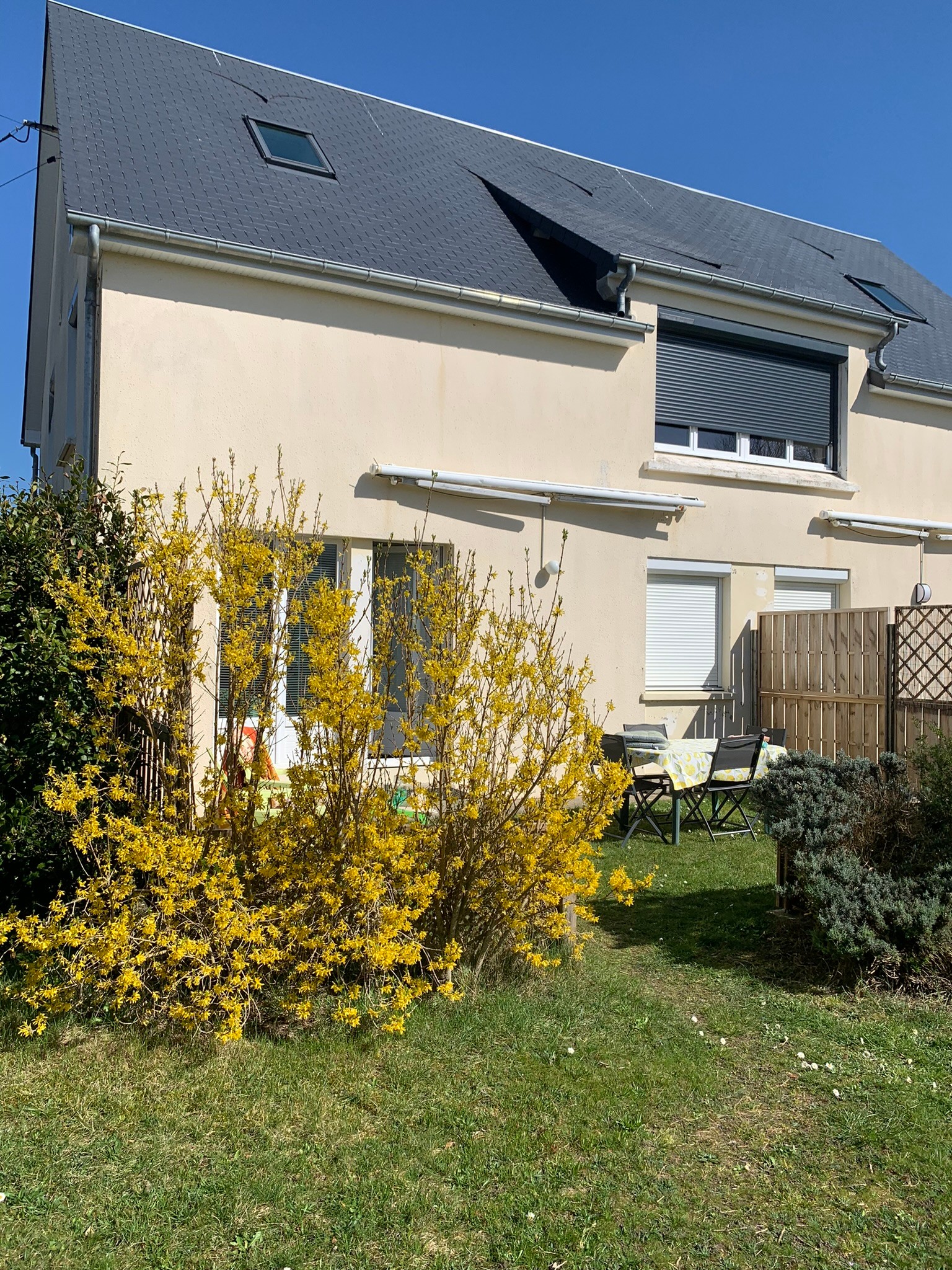 ENPLACEMENT FLEURI ET PROTEGE