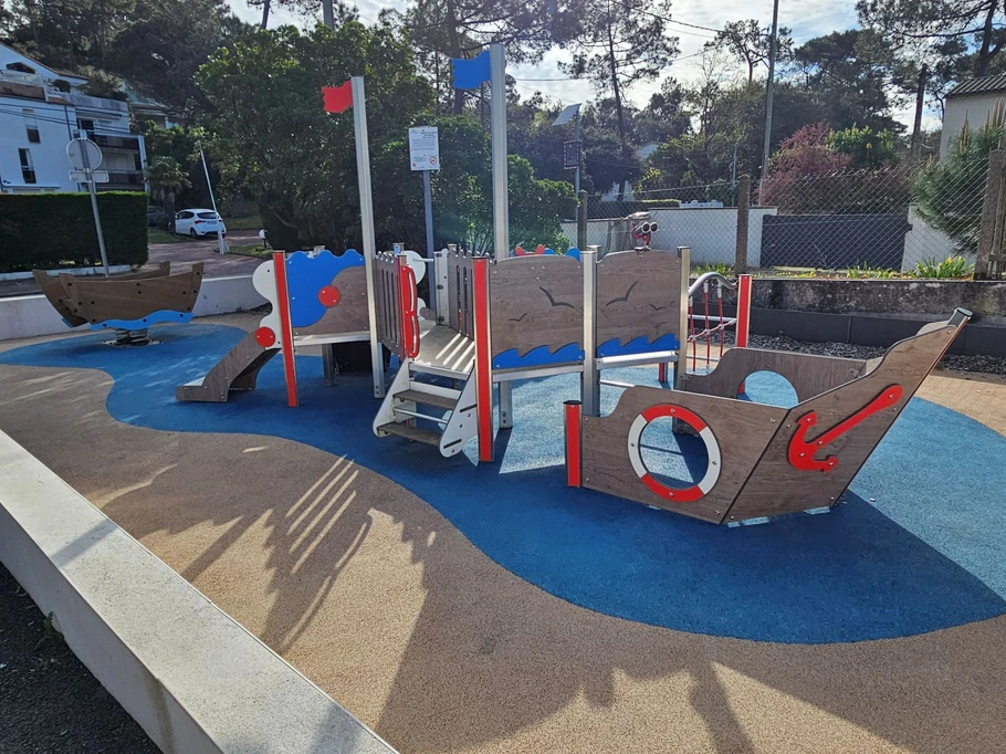 Jeux publics pour enfants à côté de la grande plage St Georges de Didonne en Charente maritime