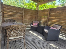 un espace cosy pour pour lire ou partager un apéritif.