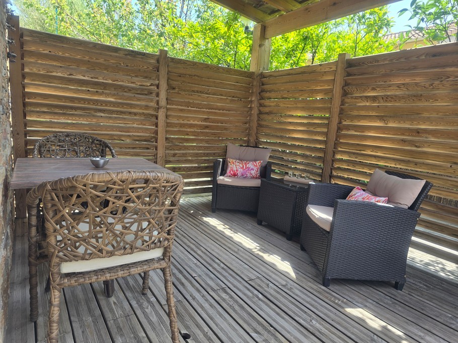 un espace cosy pour pour lire ou partager un apéritif.