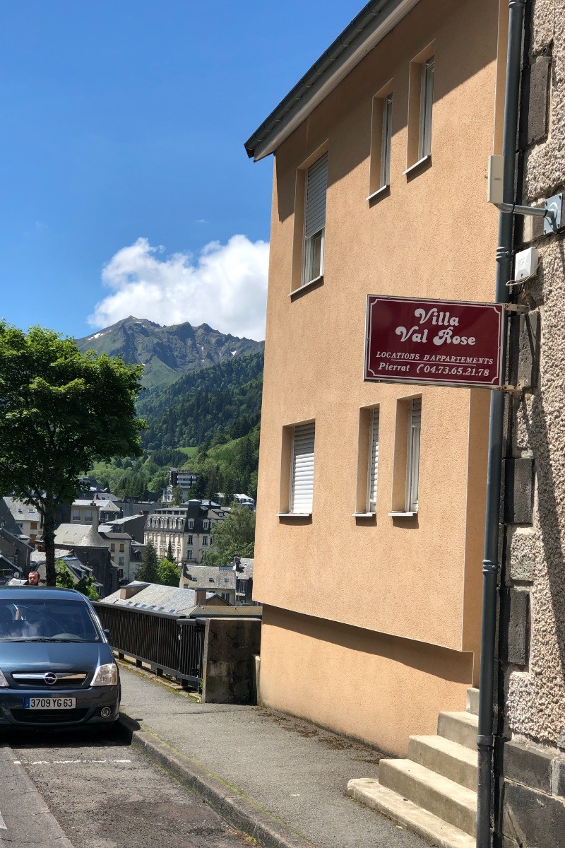 A votre arrivée, repérage de notre enseigne, stationnement gratuit et jolie vue