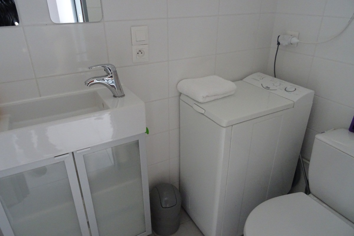 Salle d'eau au rez de chaussée avec douche -wc- machine à laver- lavabo