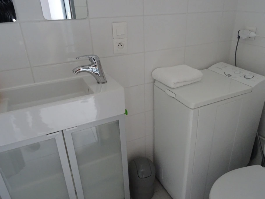 Salle d'eau au rez de chaussée avec douche -wc- machine à laver- lavabo