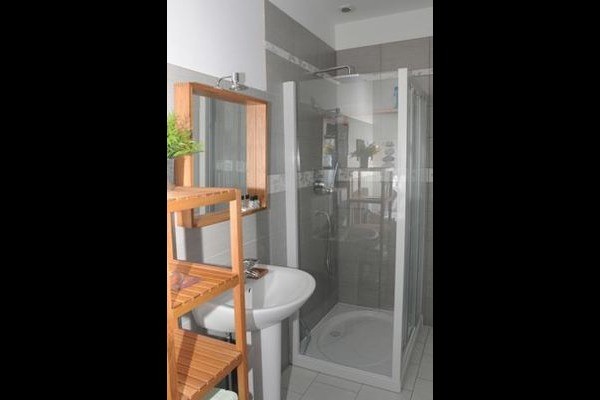 Douche et lavabo