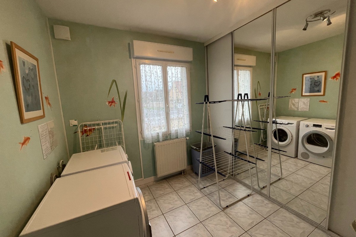 Buanderie avec wc
