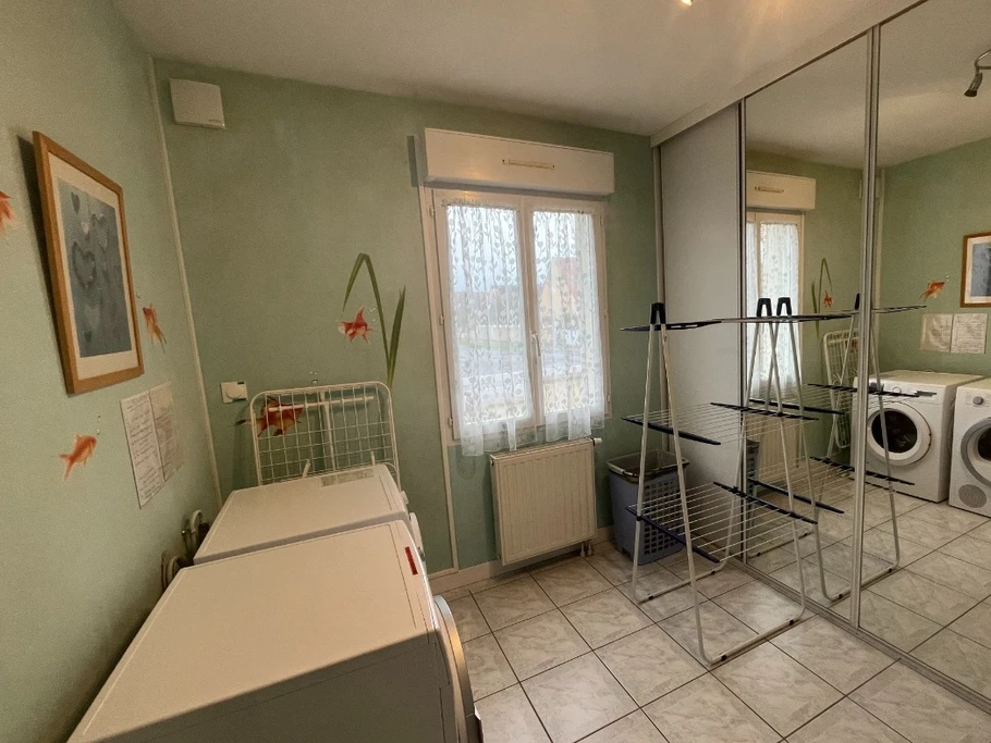 Buanderie avec wc