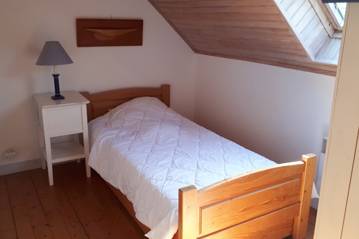 La 1ère chambre avec 1 lit simple à l'étage