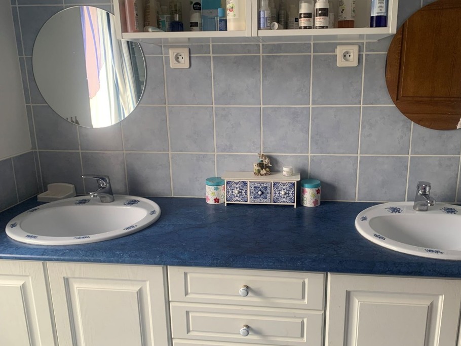 Grande salle de bain avec douche, Chambres d'hôtes La Maison aux Roses près du Futuroscope, La Vallée des Singes, à Valence de Poitou en Vienne