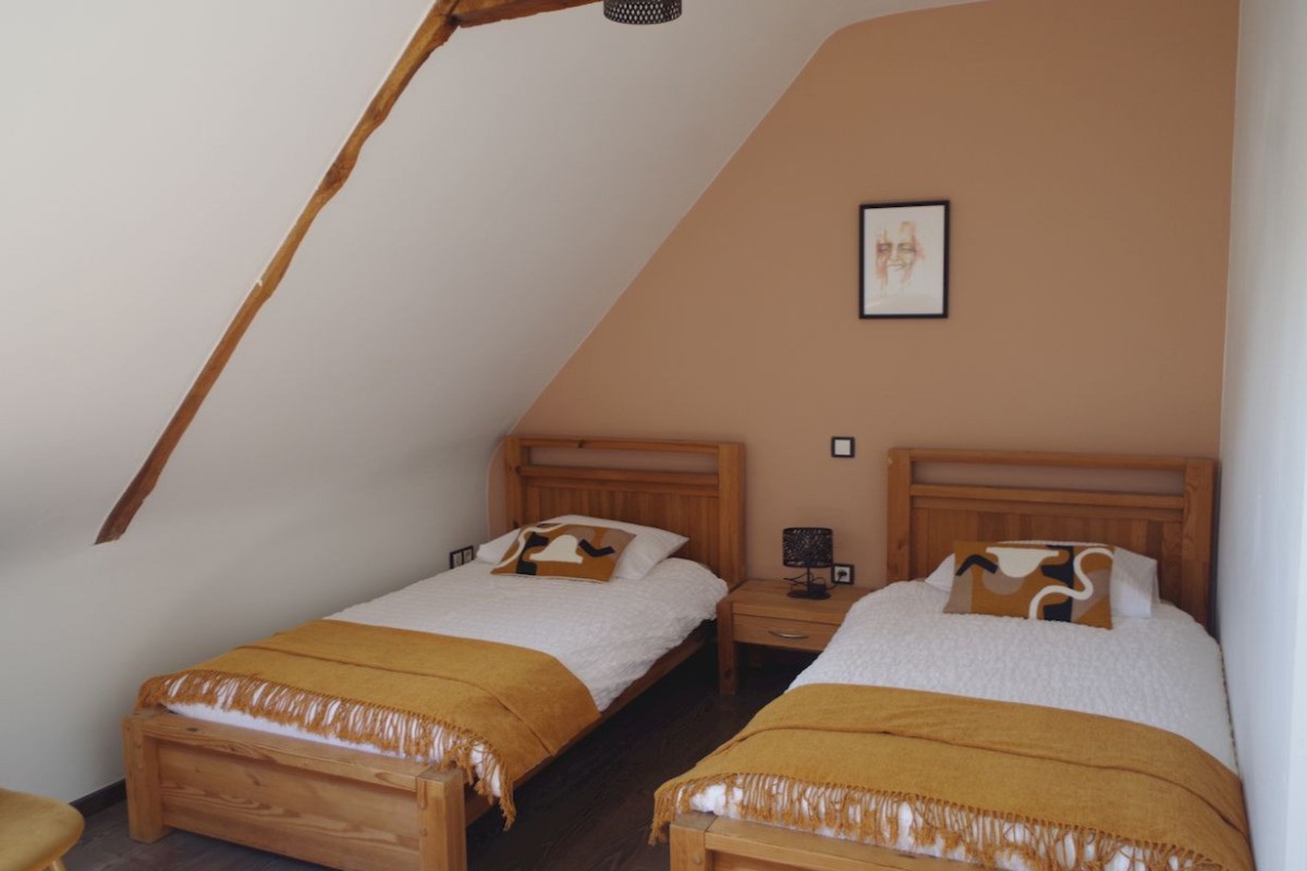 à l'étage : Chambre "châtaigne" à l'étage 2 lits 90x190 avec salle d'eau privative W.C. - W.C.