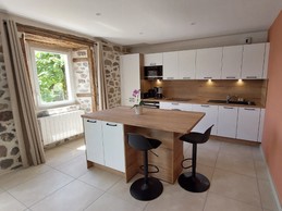 Cuisine équipée moderne dans gîte familial en Auvergne