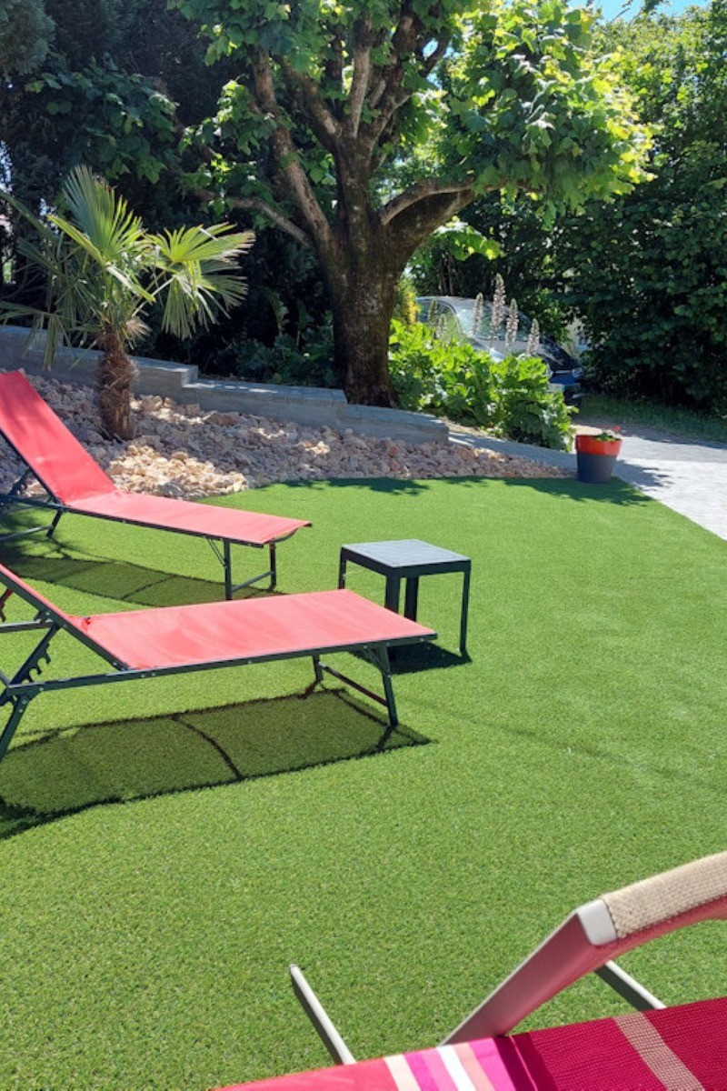 Jardin fleuri GITE LA CHARTROULLE 19 CORREZE CLEVACANCES