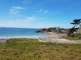 Le Pont beach 450m away