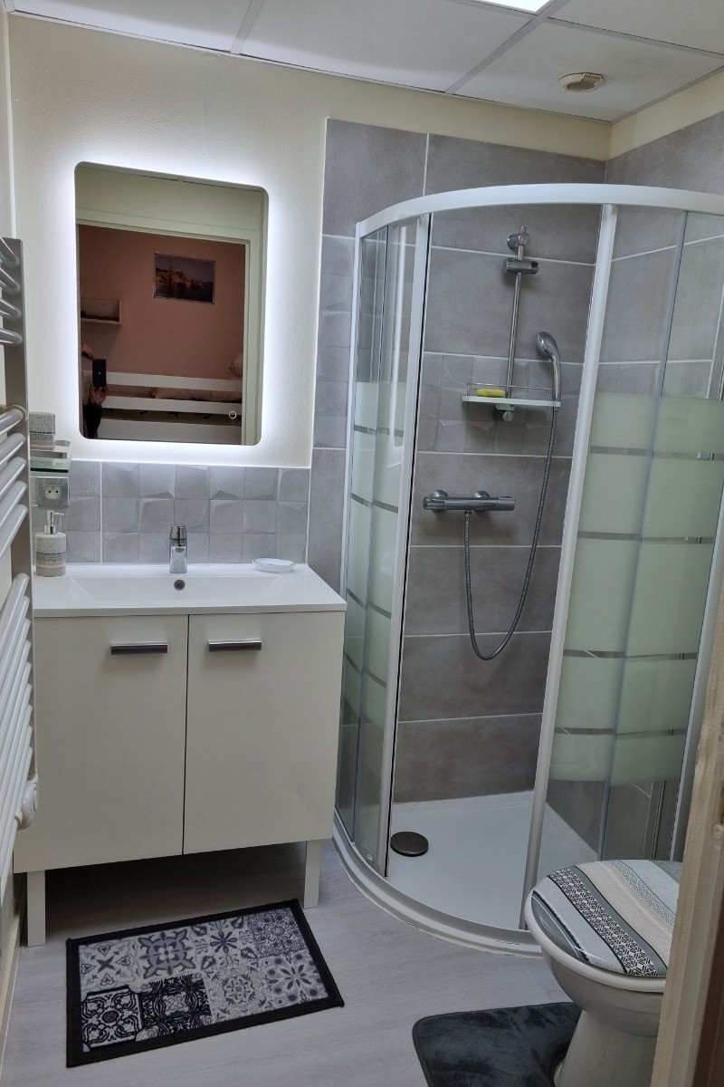 Salle de bain récemment rénovée