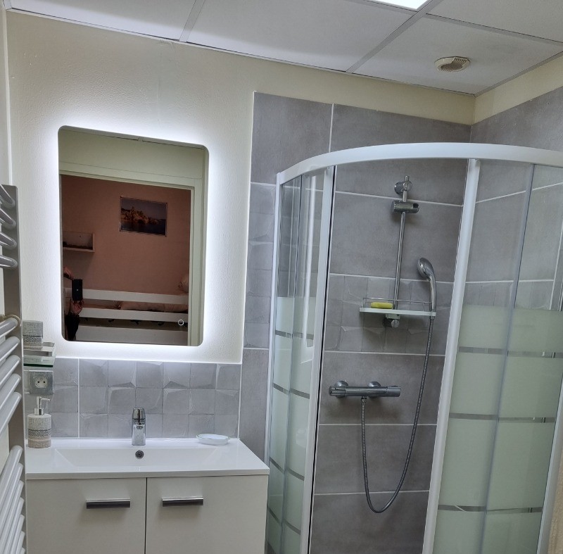 Salle de bain récemment rénovée