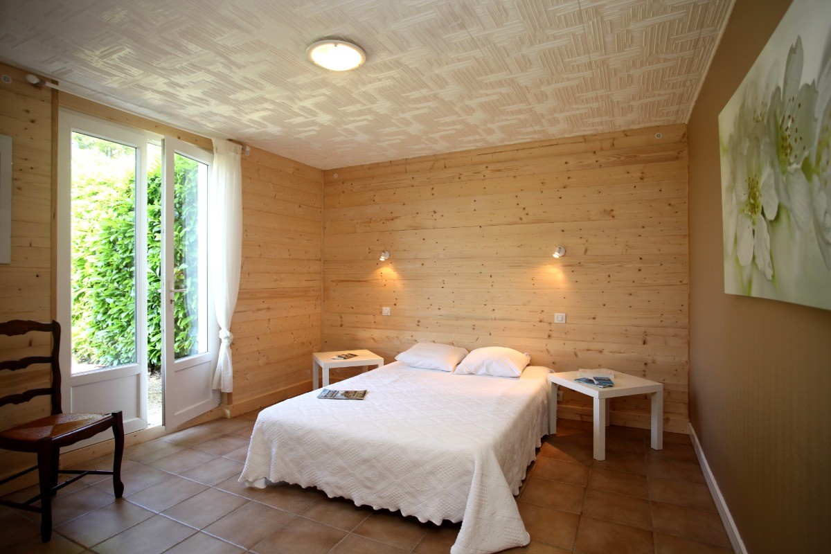Chambre 2 personnes couchage 140cm Village de Gîtes Les Collines d'Eyvigues 24580 Salignac Eyvigues Clévacances