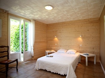Chambre 2 personnes couchage 140cm Village de Gîtes Les Collines d'Eyvigues 24580 Salignac Eyvigues Clévacances