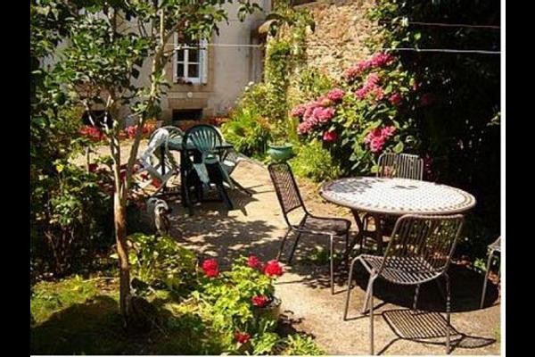 Accès à notre jardin clos en été
