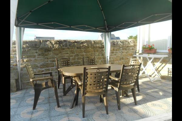 Le salon de jardin près du barbecue sur la terrasse