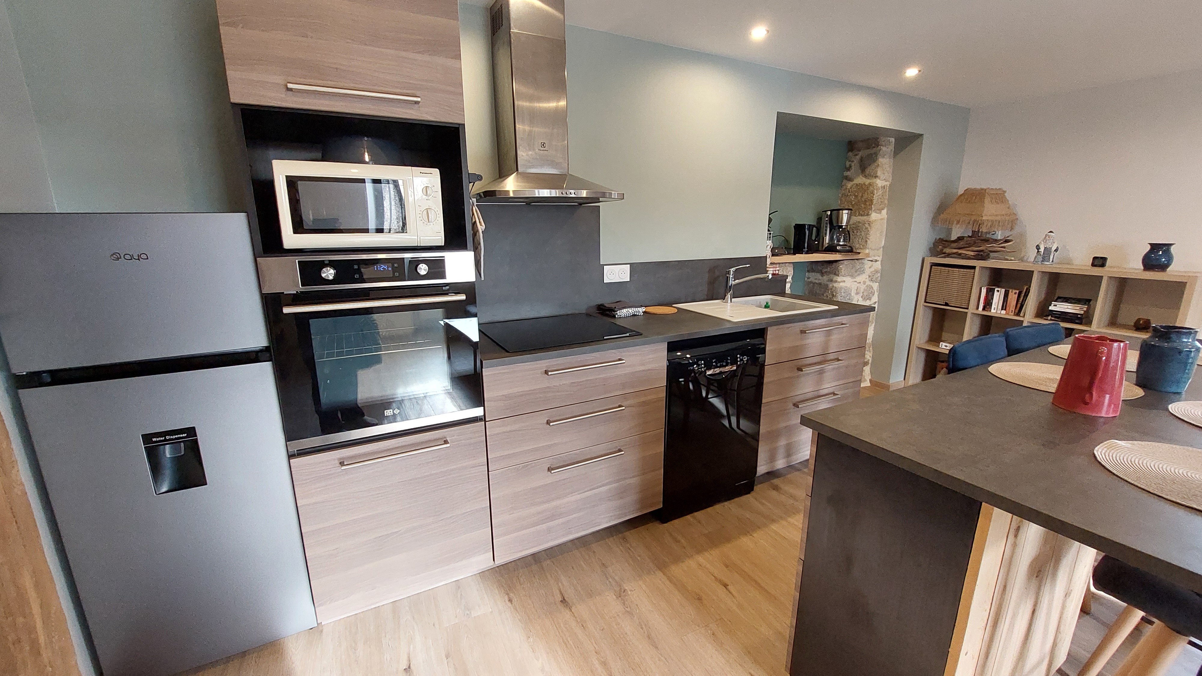 Cuisine entièrement équipée avec électroménagers modernes et espace pratique.