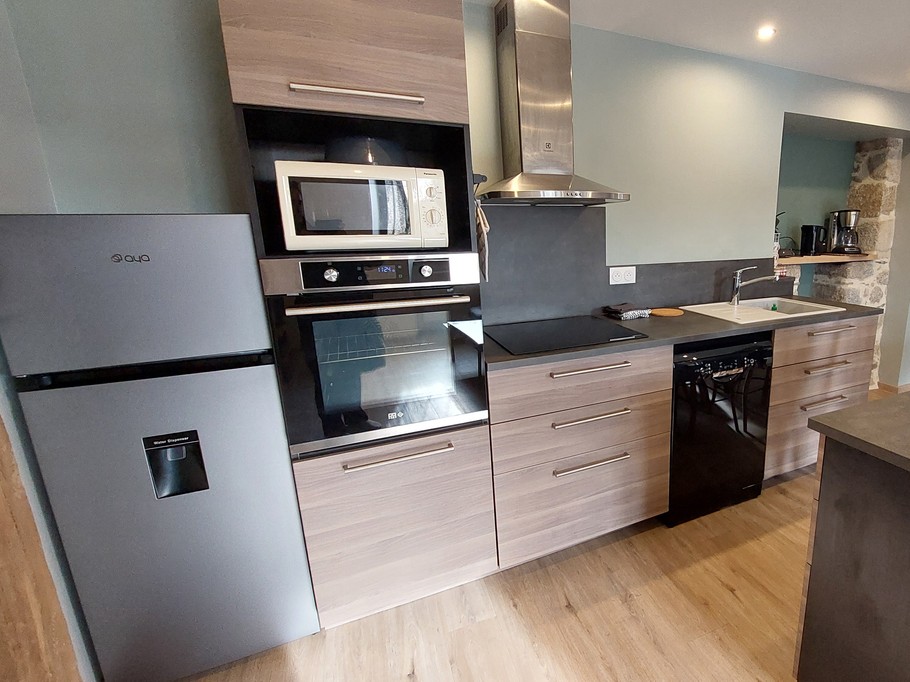 Cuisine entièrement équipée avec électroménagers modernes et espace pratique.