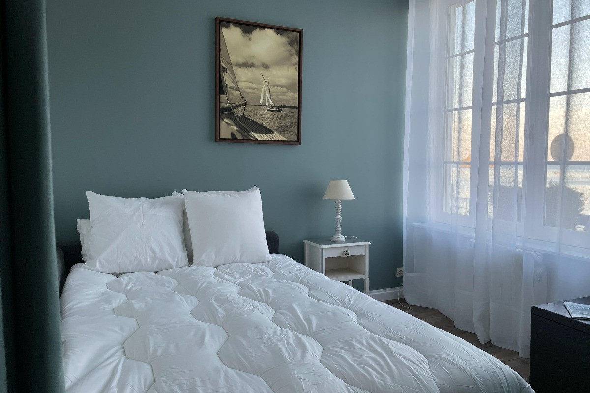Coin détente avec vue mer. Canapé convertible en mode couchage confort pour 2 personnes (lit 140 x 200 cm).