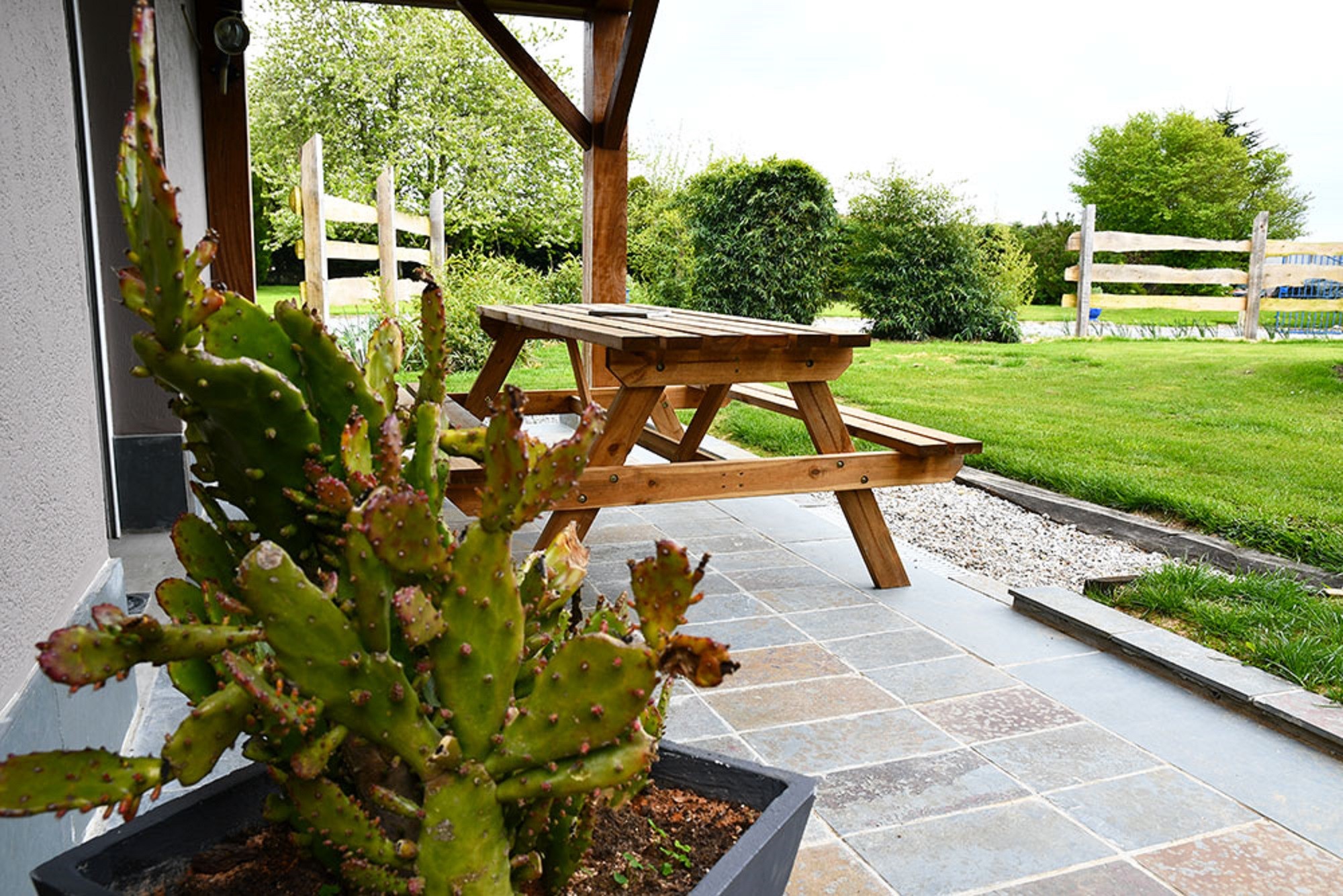 terrasse du gite abrité par  le balcon au dessus