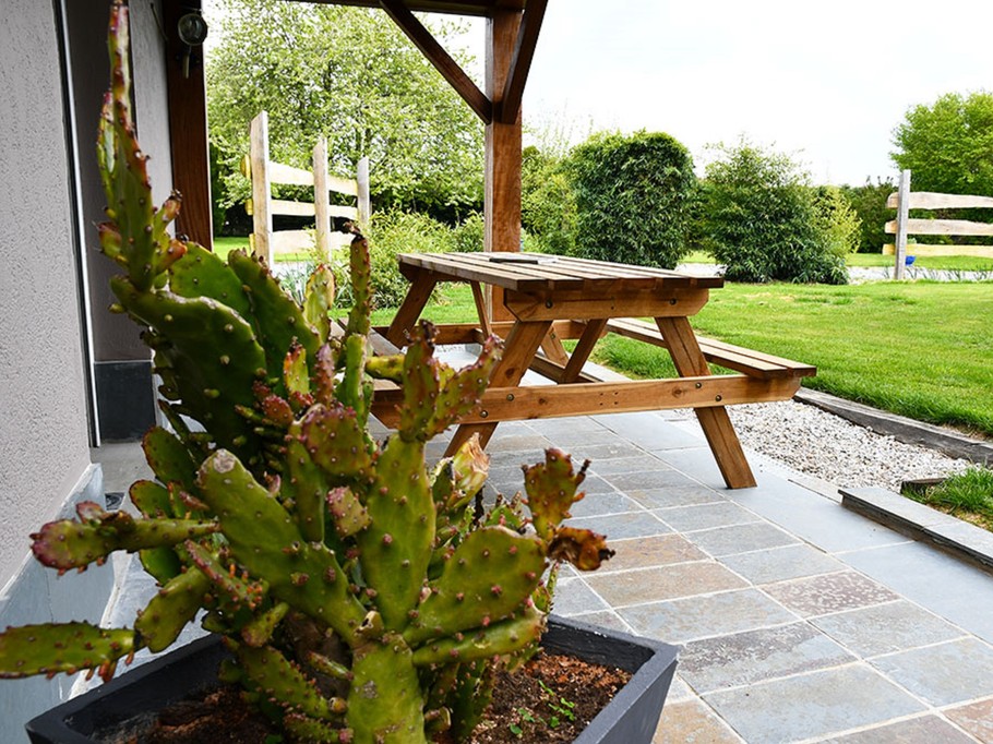 terrasse du gite abrité par le balcon au dessus