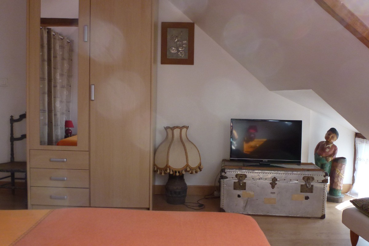 CHAMBRE N° 2 AVEC LIT DOUBLE D'1,80 M ou 2 LITS SIMPLES COTE A COTE