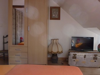 CHAMBRE N° 2 AVEC LIT DOUBLE D'1,80 M ou 2 LITS SIMPLES COTE A COTE