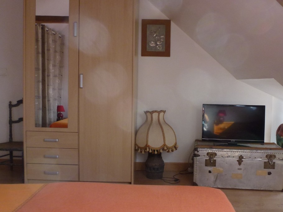 CHAMBRE N° 2 AVEC LIT DOUBLE D'1,80 M ou 2 LITS SIMPLES COTE A COTE