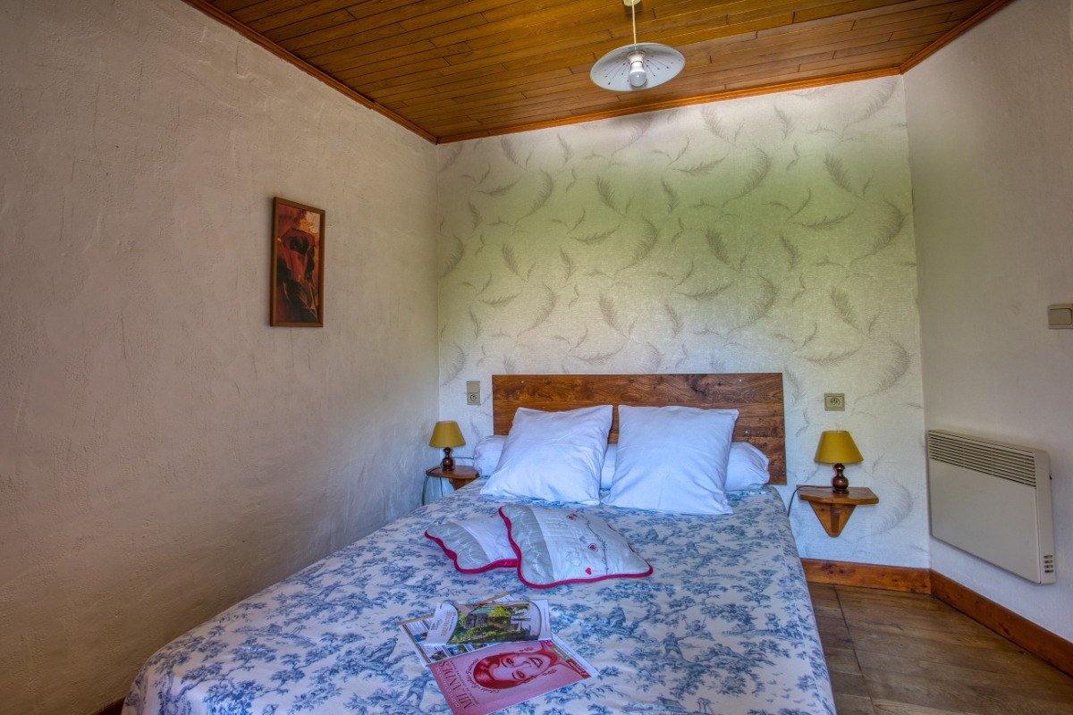 CHAMBRE A L’ÉTAGE, 2 LITS EN 90