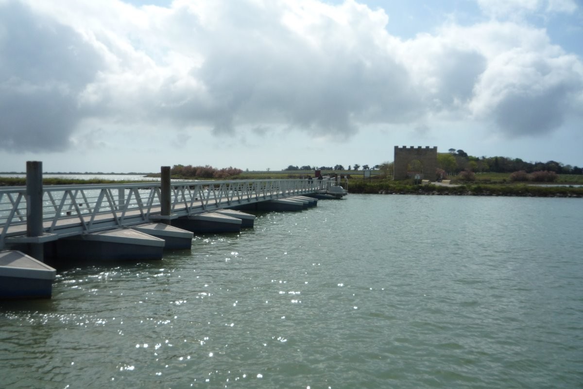 Passerelle pour accès à la mer et à la Cathédrale de Maguelone (horaires affichés)