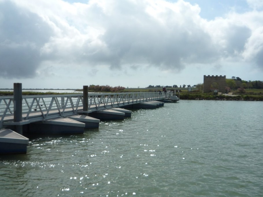 Passerelle pour accès à la mer et à la Cathédrale de Maguelone (horaires affichés)