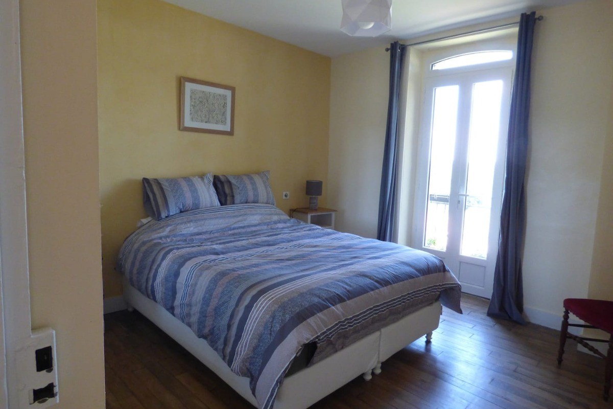 Chambre 2 rdc (lit 160 sur-matelas mémoire de forme ou 2 lits 80) ouverte sur balcon (vue vallée)