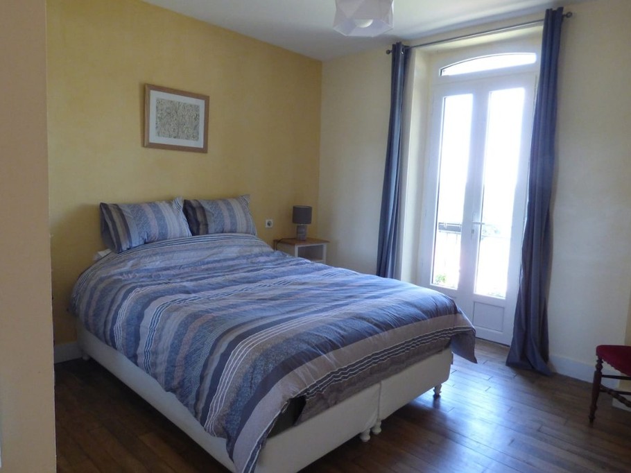 Chambre 2 rdc (lit 160 sur-matelas mémoire de forme ou 2 lits 80) ouverte sur balcon (vue vallée)