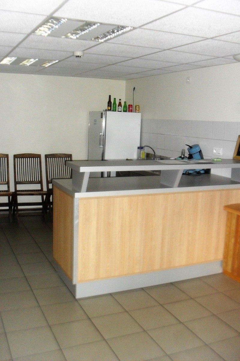 salon de TV avec espace bar