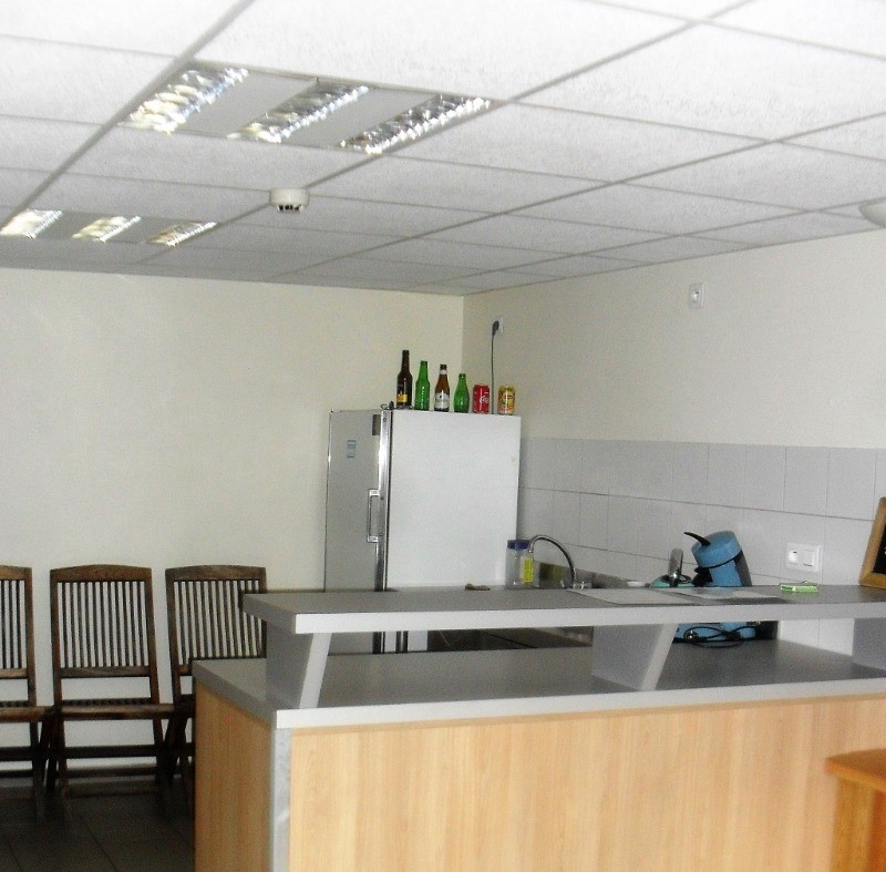 salon de TV avec espace bar