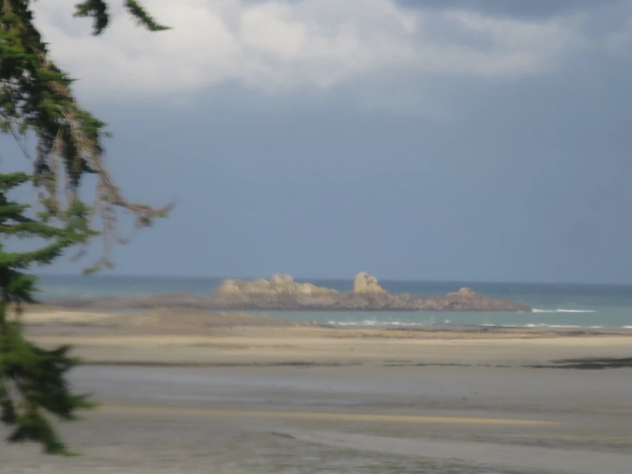l'ile de "la colombiére" (réserve d'oiseaux) à marée basse visible de la mezzanine