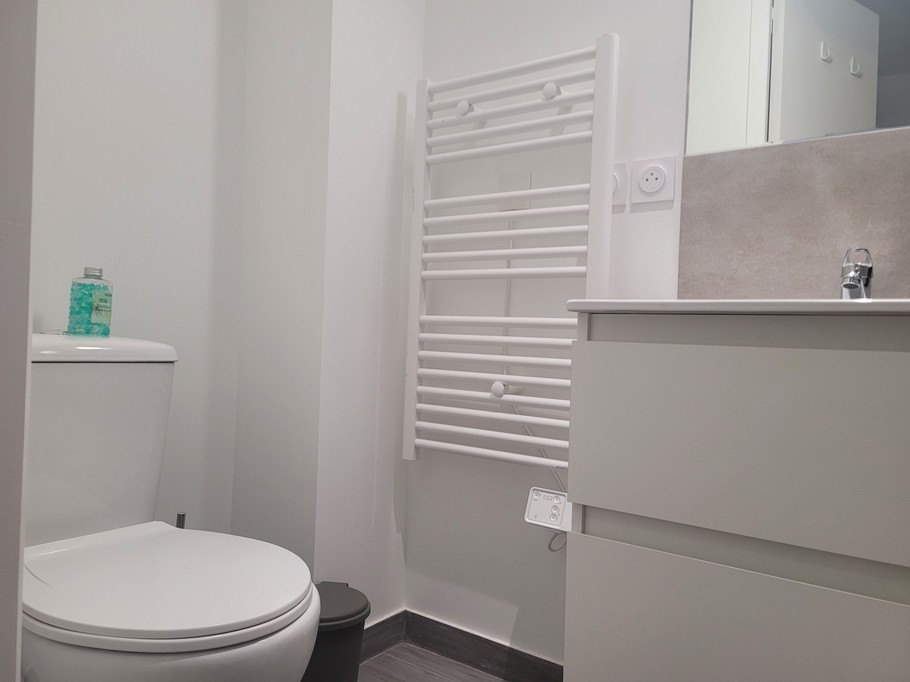 Location Clévacances, Centre ville Paimpol, Amar, Appartments Paimpolais, shower room with WC