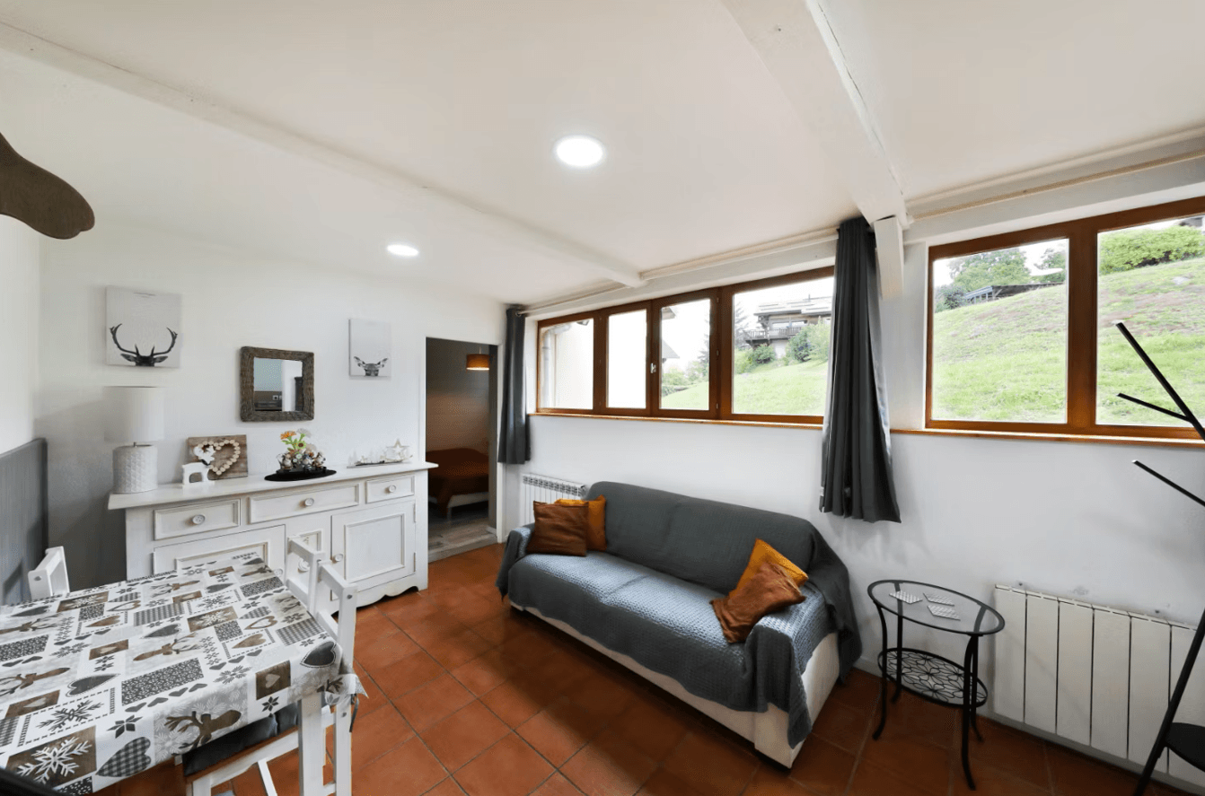 Salon/ séjour - Gîte Le Saut du Cerf à Gérardmer, vue lac, proche pistes de ski, terrasse