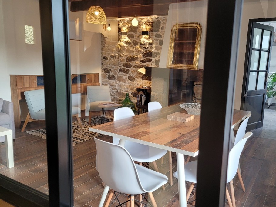 Location de vacances, Clévacances, Kerkohann, pièce à vivre au RDC avec espace salon et salle à manger