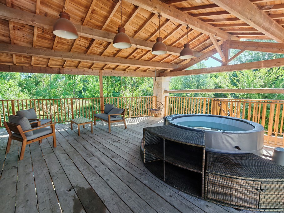 Espace détente avec Spa sur la terrasse de l'embarcadère