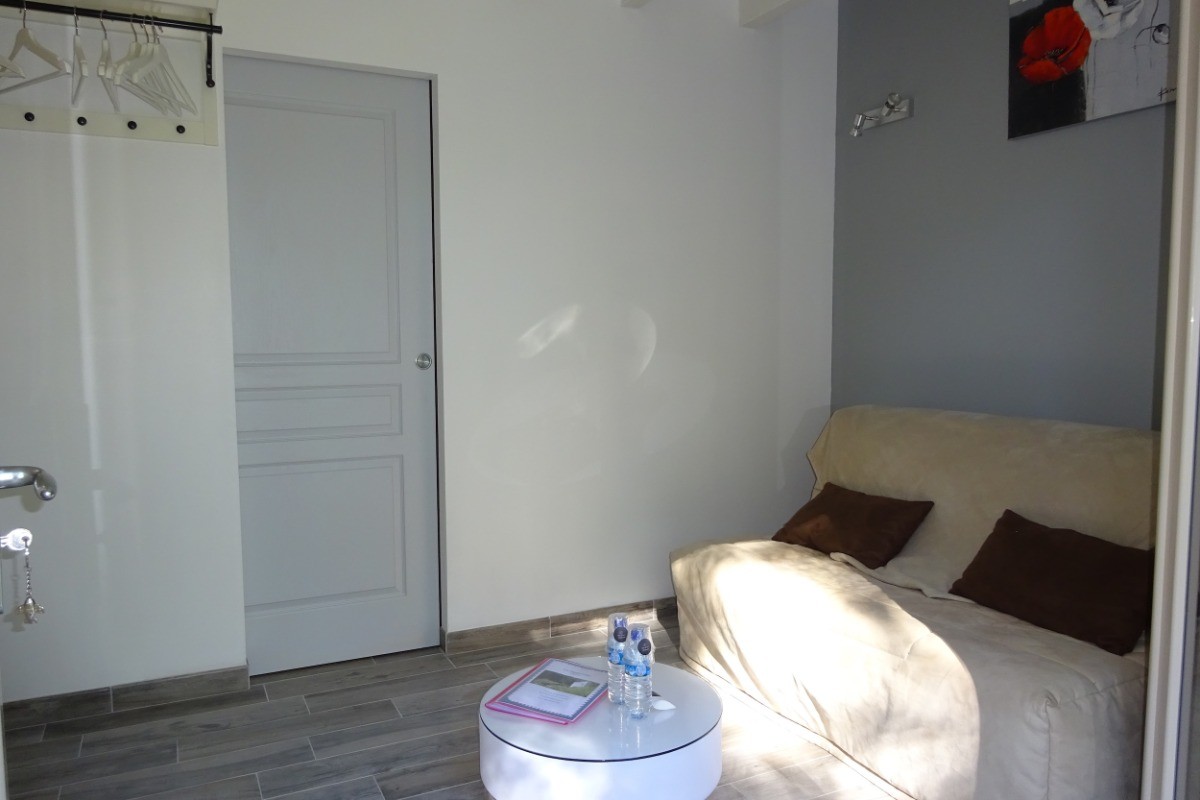 Salon et porte accès salle d'eau
