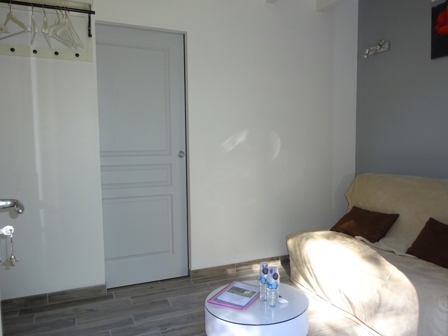 Salon et porte accès salle d'eau