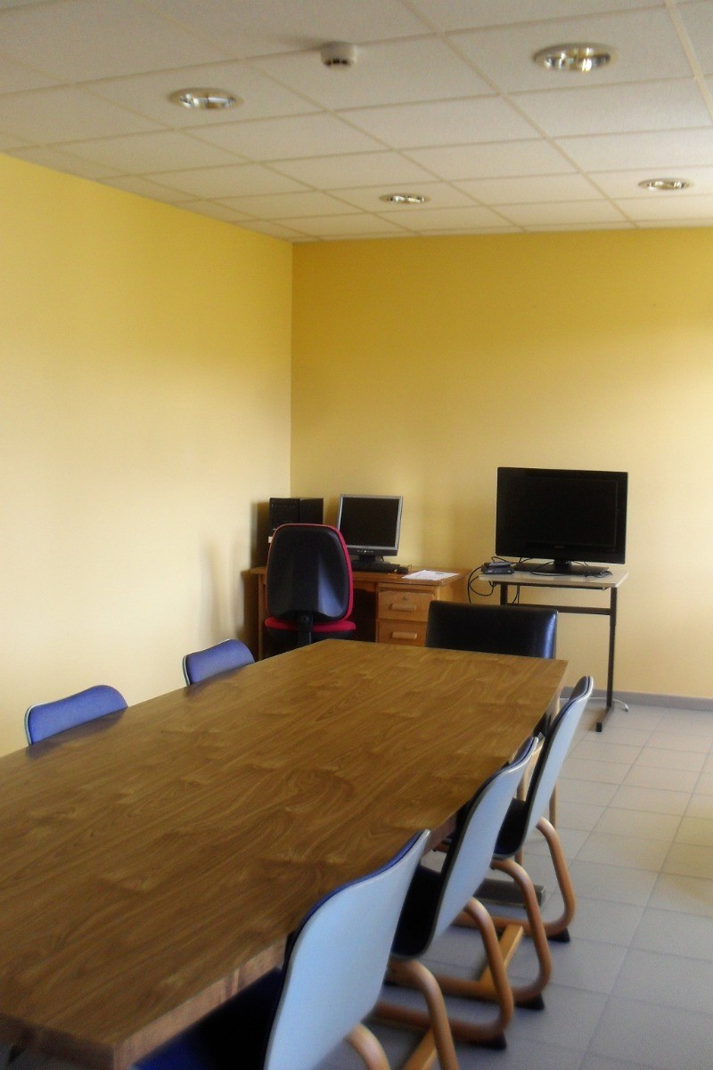 Salle de réunion équipée : TV à écran plat, écran PC, WIFI (connexion gratuite et sécurisée dans les parties communes), ...
