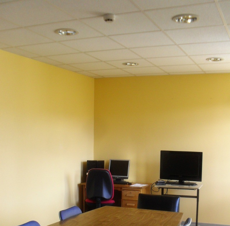 Salle de réunion équipée : TV à écran plat, écran PC, WIFI (connexion gratuite et sécurisée dans les parties communes), ...