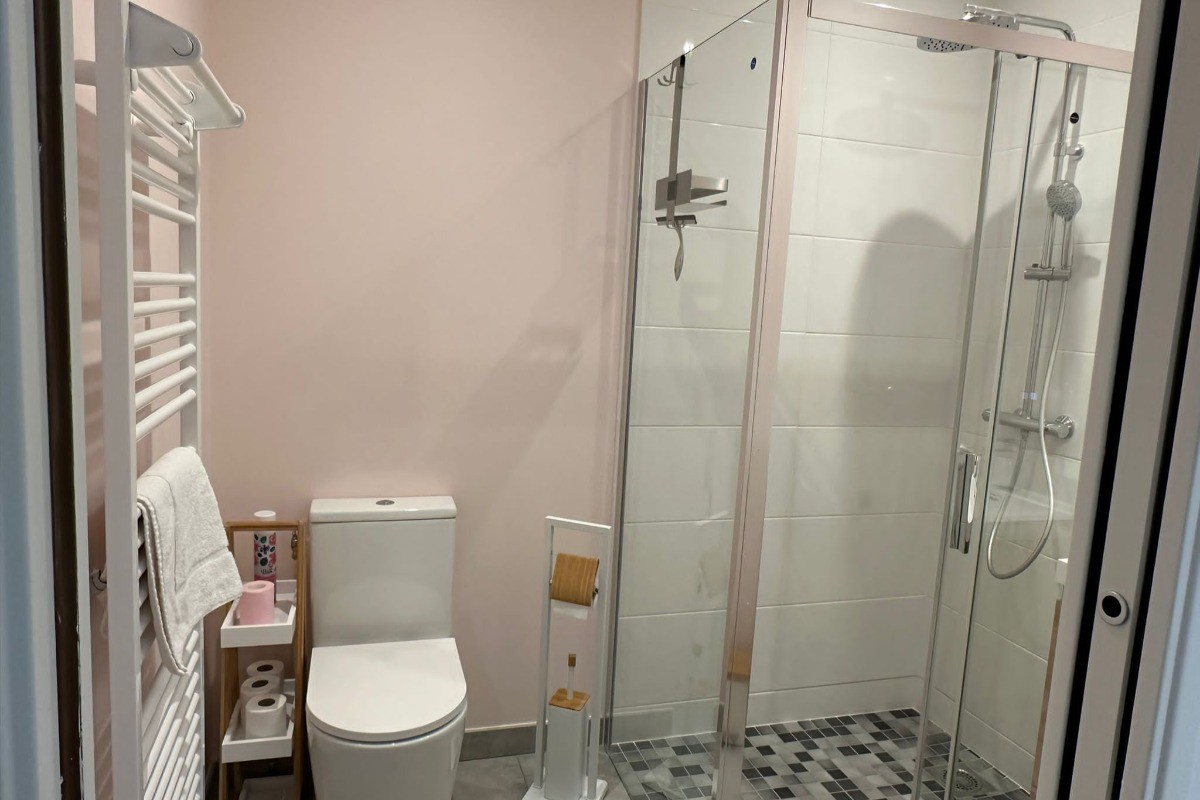 Salle de douche attenante